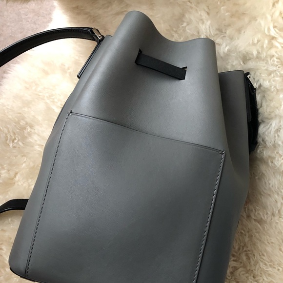 Michael Kors Medium Miranda bucket shoulder bag - Picture 3 of 8